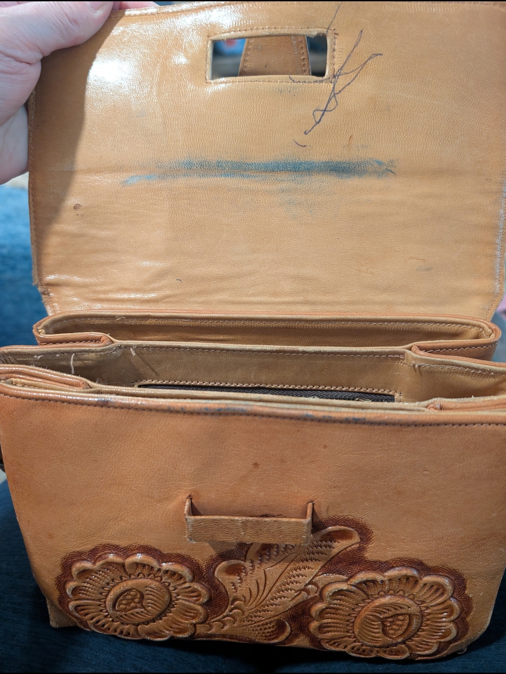 Handcrafted Vintage Tooled Leather Shoulder Bag - Flores' Bags - Picture 6 of 17